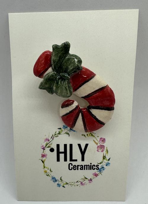 Kırmızı-Yeşil Kurdeleli Baston – El Yapımı Seramik Yaka İğnesi / Broş