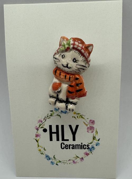 Turuncu Şapkalı Kedi Formunda Seramik Yaka İğnesi / Broş / Şapka Süsü