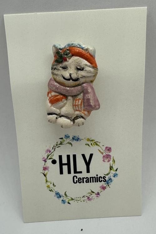 Pembe Atkılı Kedi Formunda Seramik Yaka İğnesi / Broş / Şapka Süsü