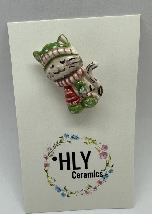 Yeşil-Kırmızı Kış Kedisi Formunda Seramik Yaka İğnesi / Broş / Şapka Süsü