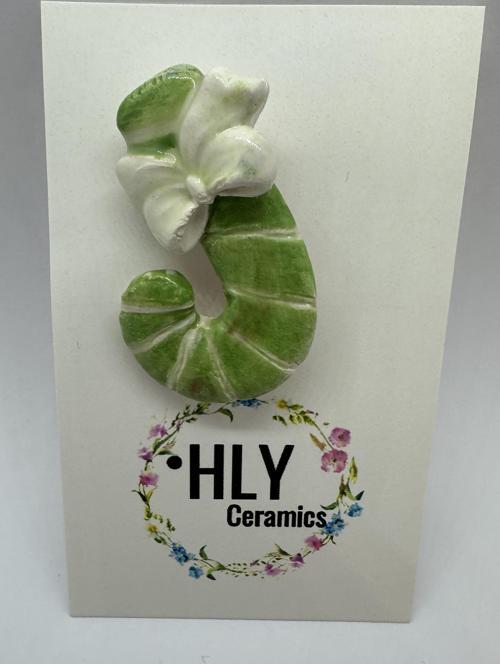 Yeşil Fiyonklu Baston Formunda Seramik Yaka İğnesi / Broş