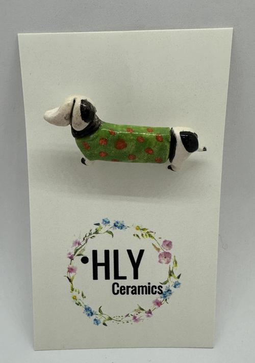 Yeşil Puantiyeli Köpek Formunda Seramik Yaka İğnesi / Broş