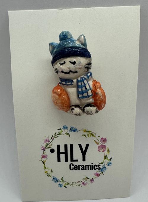 Mavi Bere ve Turuncu Montlu Kedi Formunda Seramik Yaka İğnesi / Broş / Şapka Süsü