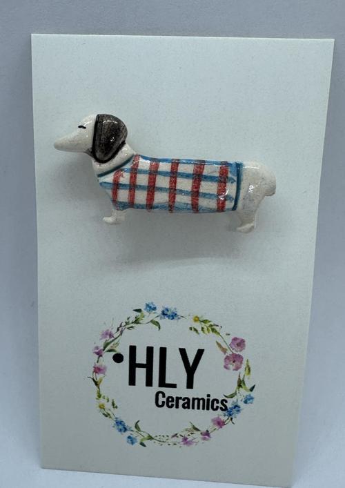 Kırmızı-Mavi Ekose Kazaklı Köpek Formunda Seramik Yaka İğnesi / Broş