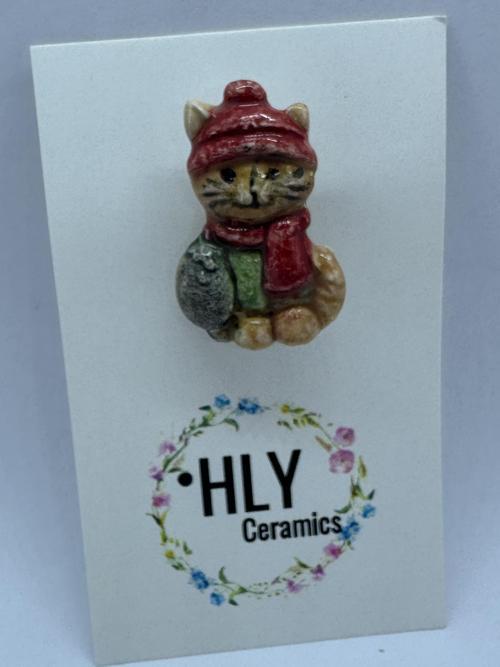 Kırmızı Bereli ve Atkılı Kedi Formunda Seramik Yaka İğnesi / Broş / Şapka Süsü