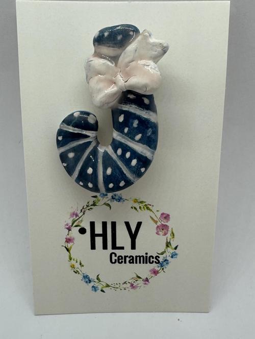 Lacivert Fiyonklu Baston Formunda  Seramik Yaka İğnesi / Broş