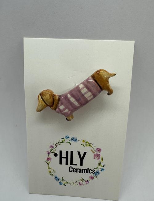 Pembe Kazaklı Köpek – El Yapımı Seramik Yaka İğnesi / Broş