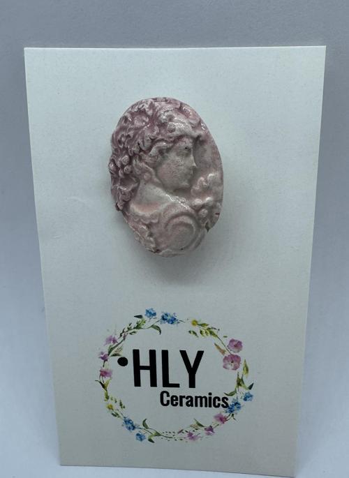 Pudra Pembe Yüz Formunda Seramik Broş / Yaka İğnesi