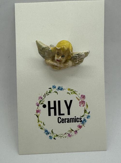 Küçük Melek – El Yapımı Seramik Yaka İğnesi / Broş