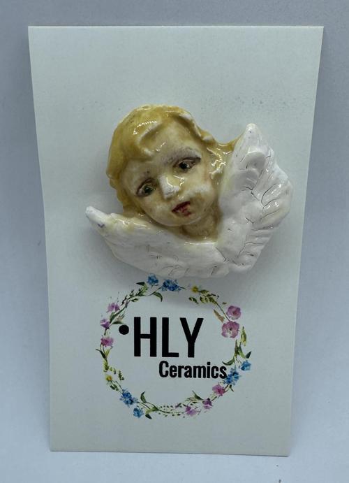 Altın Kanatlı Melek – El Yapımı Seramik Yaka İğnesi / Broş