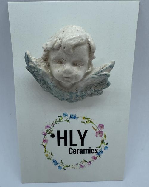 Beyaz Kanatlı Melek – El Yapımı Seramik Yaka İğnesi / Broş