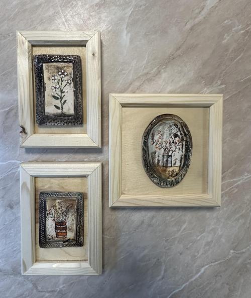Ahşap Çerçeveli Eskitme Seramik Tablo Seti (3’lü) – Çiçek Serisi