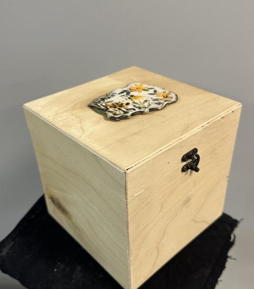 Amorf Serisi – El Yapımı Seramik Kapaklı Ahşap Kutu Sarı Çiçek Desenli