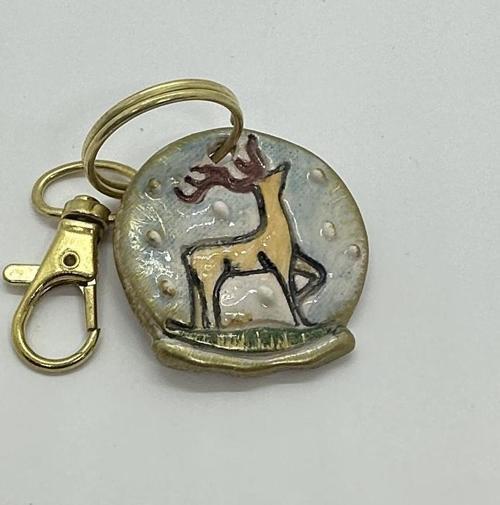 El Yapımı Seramik Anahtarlık – Geyik Figürlü 