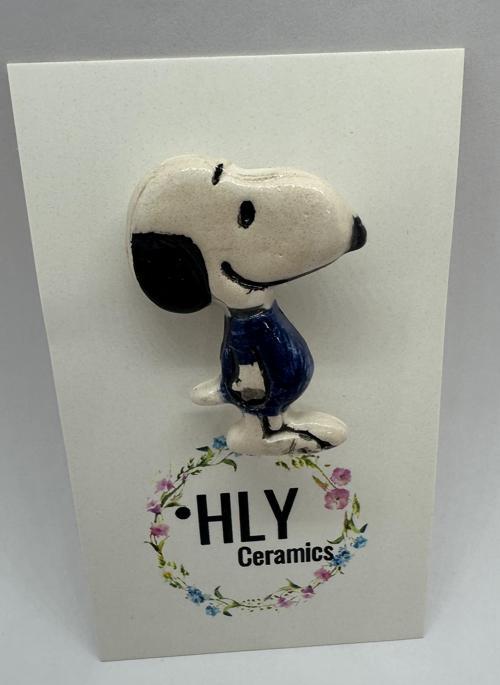 Köpek Figürlü Seramik Yaka İğnesi / Broş – Mavi Kazaklı