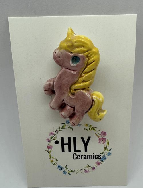 Pembe At Figürlü Seramik Yaka İğnesi / Broş – Pembe & Sarı