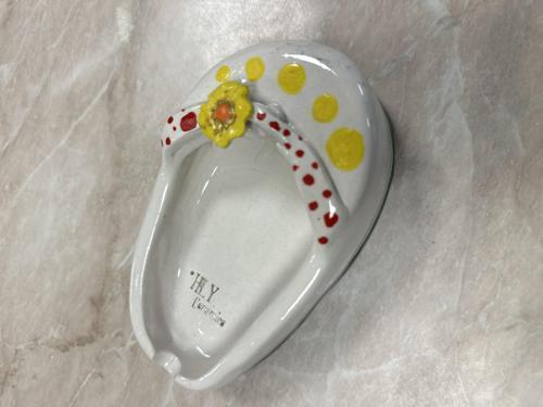 El Yapımı Seramik Terlik Küllük – Çiçek Detaylı