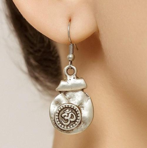 Spiritüel Ohm Şekilli Kadın Küpe Çift Adet Gümüş Kaplama El Yapımı Küpe