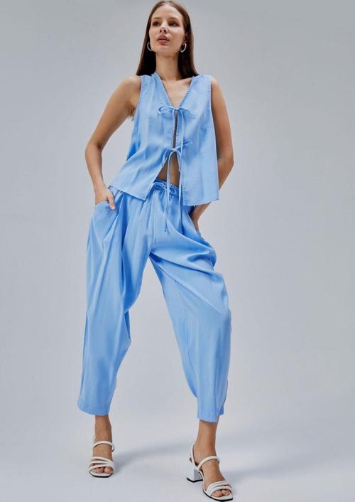 Bebe Mavisi V Yaka Fiyonk Detaylı Yelek-Pantolon Takım