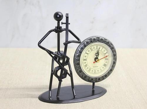 MDB Metal Saatli Keman Çalan Müzisyen