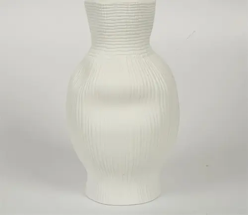 BEYAZ DARBELİ VAZO UZUN 17*17*30 CM AK.JM00008