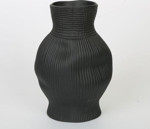 SİYAH DARBELİ VAZO UZUN 17*17*30 CM AK.JM00009