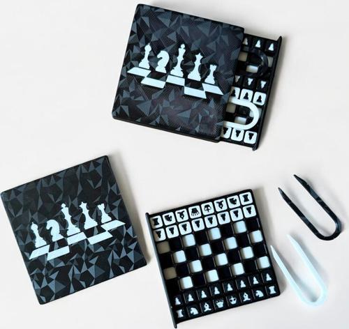 Mini Kare Satranç Takımı 8 cm – Taş Toplama Pensli, Taşınabilir Eğitici Zeka Oyunu