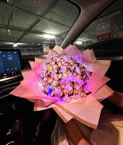 Pembe Kelebek Buketi, Işıklı Buket