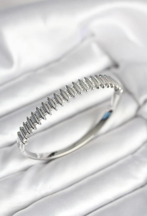 Zarif Bilekler için Silver Pirinç Yapım Zirkonlu Stil Kadın Kelepçe