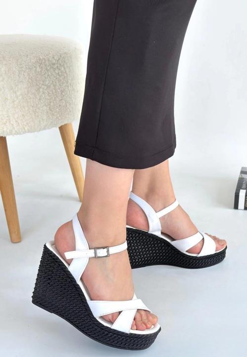 Minna Beyaz Cilt Dolgu Topuk Sandalet