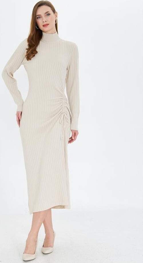 Yandan Büzgülü Yarım Balıkçı Yaka Standart Beden Fitilli Görünümlü Fit Kesim Uzun Elbise