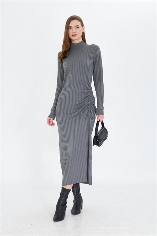 Yandan Büzgülü Yarım Balıkçı Yaka Standart Beden Fitilli Görünümlü Fit Kesim Uzun Elbise