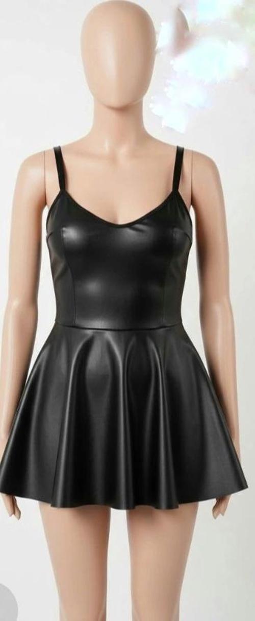 Bicomi Siyah Etekli Pileli Göğüs Detaylı Fantezi Deri Elbise