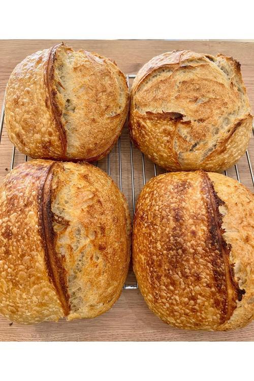 3 Ekşi Maya Köy Ekmeği ve 1 Cevizli Ekmek