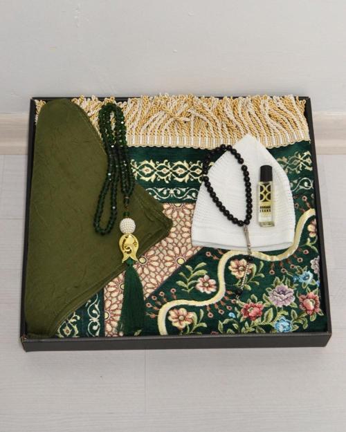 Çeyizlik Hediyelik Seccade Set – Astarlı Kadife Seccade, Eşarp, Kristal Tesbih, Erkek Tesbihi, Takke ve Esanslı Özel Kutulu Lüks Hediye