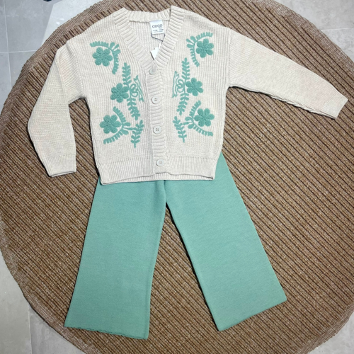 Çiçek Desenli Triko Kız Çocuk Takımı – V Yaka Hırka & Düz Triko Pantolon