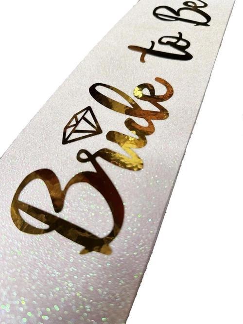 BFS   Beyaz Üzeri Altın İtalik Alyanslı Bride To Be Yazılı Simli Işıltılı Kuşak Kemer 10x80 cm