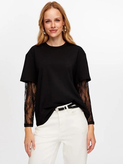 Kolları Dantel Garnili Yuvarlak Yaka Pamuklu Kadın T-Shirt W26Tsh071