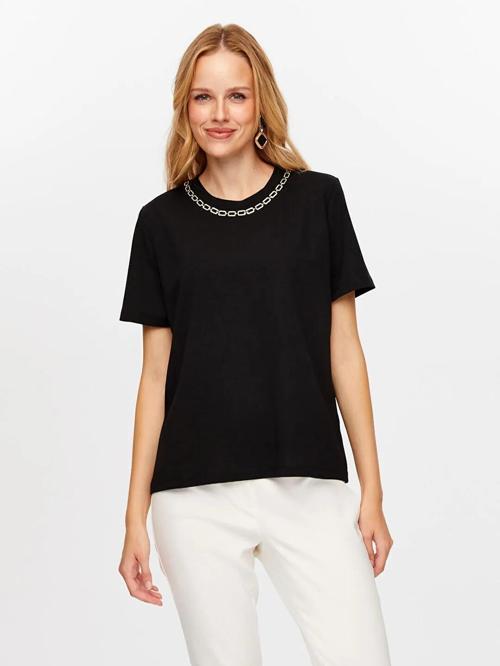 Yakası Zincir Şerit Detaylı Yuvarlak Yaka Kadın T-Shirt W26TSH062