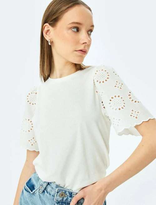 Fisto Detaylı Bisiklet Yaka Kadın T-shirt 5SAL10015IK