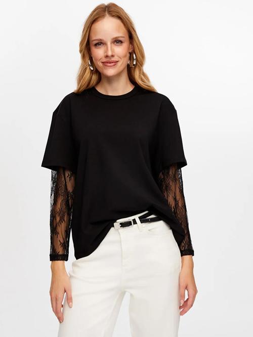 Kolları Dantel Garnili Yuvarlak Yaka Pamuklu Kadın T-Shirt W26Tsh071
