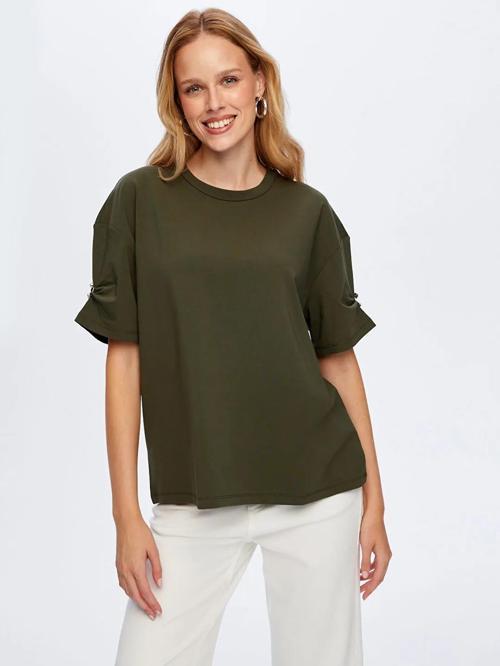 Kolları Taş Detaylı Yuvarlak Yaka Kadın T-shirt W26TSH088