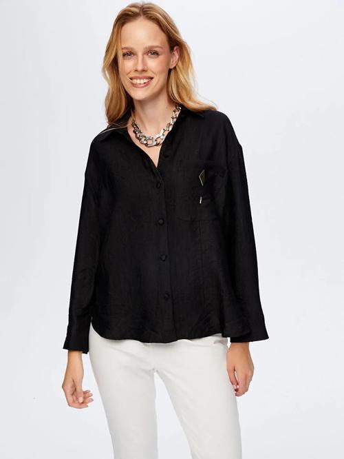 Metal Aksesuarlı Kendinden Dokulu Kadın Gömlek W26GML016