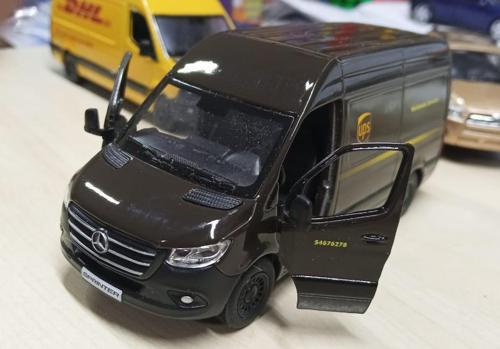 Kinsmart Oyuncak Metal Model Araba 1/36 Çek Bırak Mercedes Benz UPS Kargo Aracı