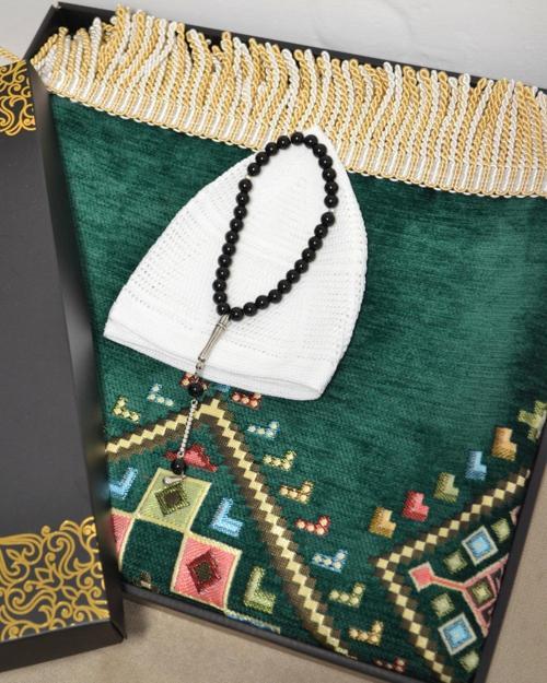 Erkekler için Seccade Takke Tesbih Hediyelik Seti –Kilim Desenli Kadife Astarlı Seccade, 33’lü Erkek Tesbihi, Takke ve Özel Kutu