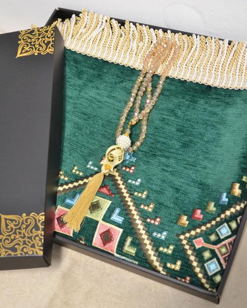 Hediyelik Seccade Tesbih Seti – Kilim Desenli Kadife Astarlı Seccade, Kristal Tesbih ve Özel Kutulu Lüks Hediye Seti