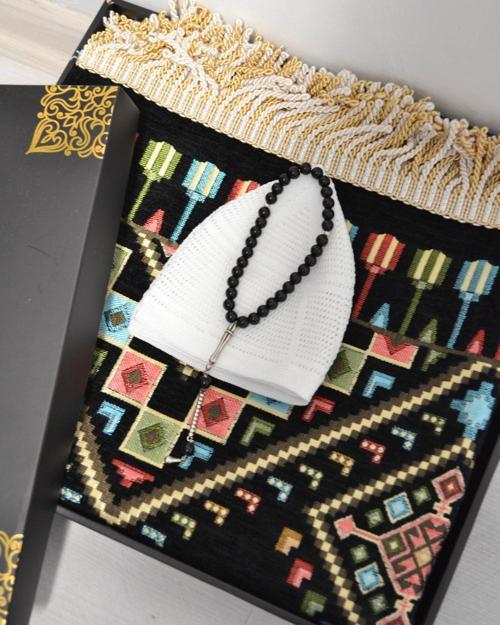 Erkekler için Seccade Takke Tesbih Hediyelik Seti –Kilim Desenli Kadife Astarlı Seccade, 33’lü Erkek Tesbihi, Takke ve Özel Kutu