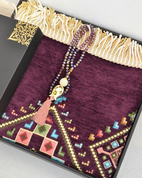 Hediyelik Seccade Tesbih Seti – Kilim Desenli Kadife Astarlı Seccade, Kristal Tesbih ve Özel Kutulu Lüks Hediye Seti