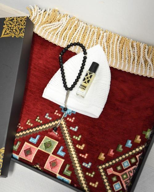 Erkekler İçin Seccade Takke Tesbih Esans Hediyelik Seti – Kilim Desenli Kadife Astarlı Seccade ve Özel Kutulu Lüks Hac Umre Hediyesi