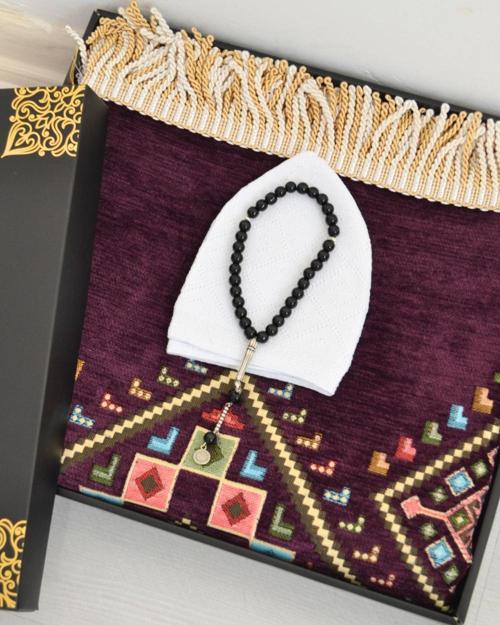 Erkekler için Seccade Takke Tesbih Hediyelik Seti –Kilim Desenli Kadife Astarlı Seccade, 33’lü Erkek Tesbihi, Takke ve Özel Kutu